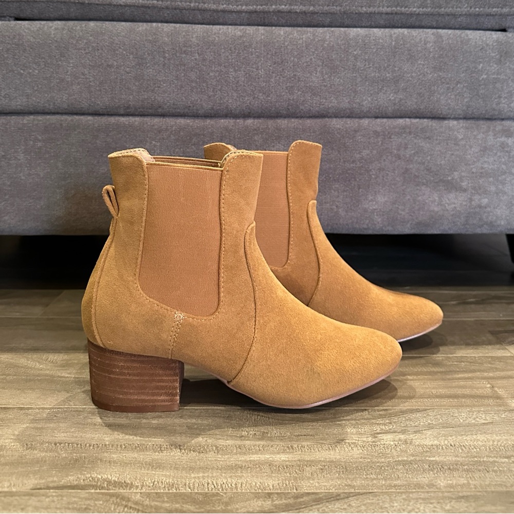Suede boot - size 5.5